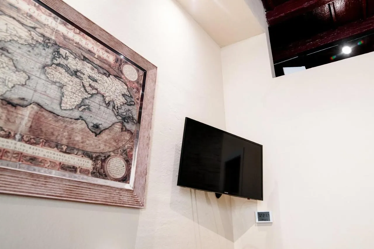 Historical Suites - The House Of Travelers Como Penzion