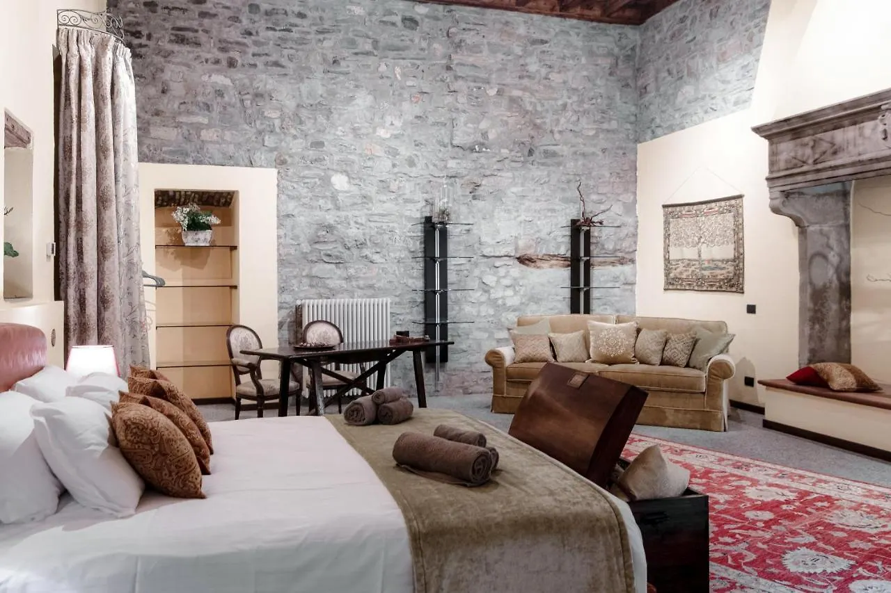 Historical Suites - The House Of Travelers Côme 0*,  Italia